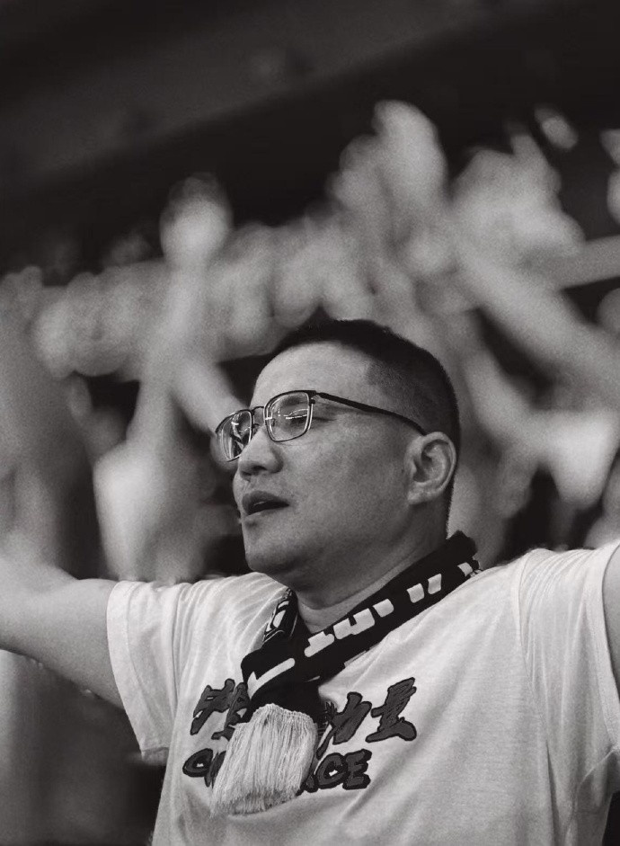 500万网彩票-武汉三镇忠实球迷余建平先生，俱乐部对他的离去表示沉痛哀悼