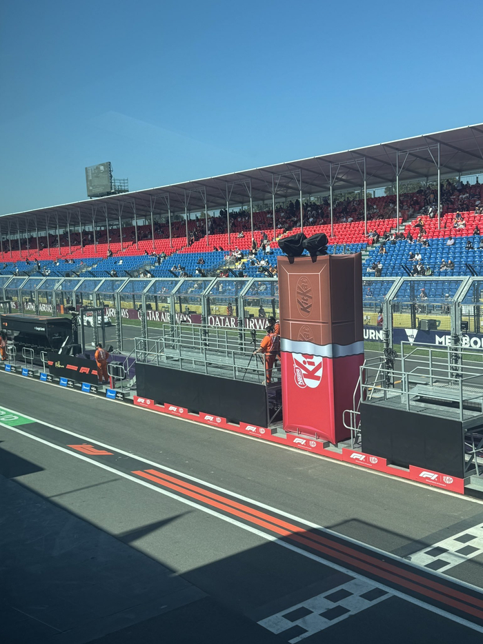 500万彩票网-墨尔本F1维修通道惊现巨型Kitkat巧克力|澳大利亚|大奖赛_新浪体育_新浪新闻